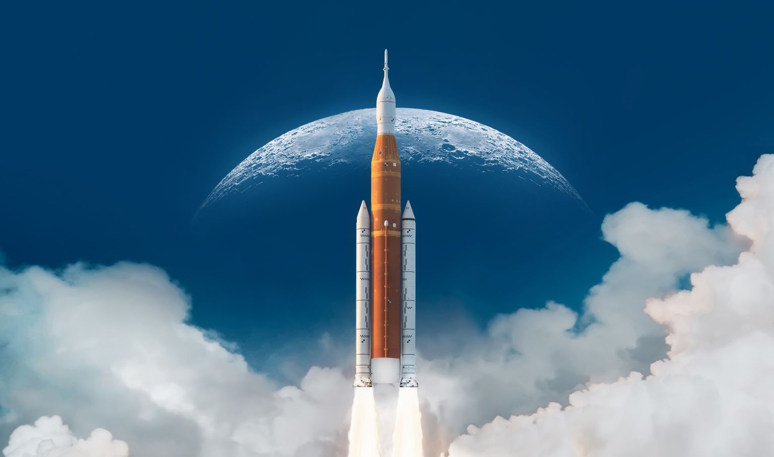 Eine Rakete startet in einen strahlend blauen Himmel, im Hintergrund ist der Mond zu sehen, darunter Wolken.