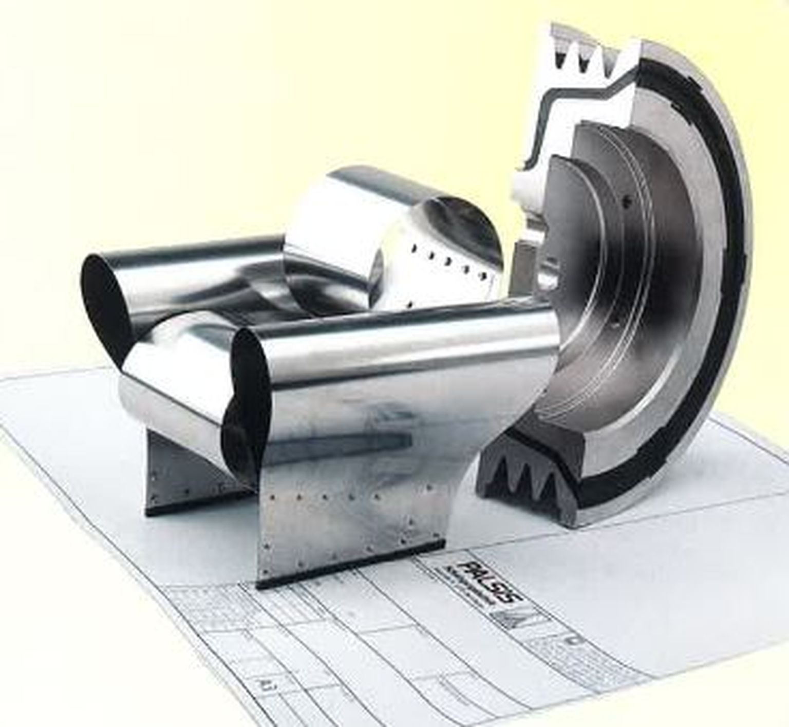 Querschnitt eines metallischen Turbinentriebwerksteils auf einem technischen Plan, der die komplizierten inneren Strukturen und das Design verdeutlicht.